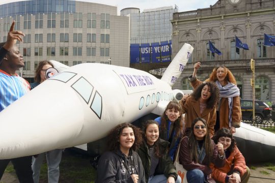 Εκπρόσωποι των Μη Κυβερνητικών Οργανώσεων Avaaz, WeMove και Oxfam, μαζί με ακτιβιστές, διαδήλωσαν χθες μπροστά από το Ευρωπαϊκό Κοινοβούλιο, στις Βρυξέλλες